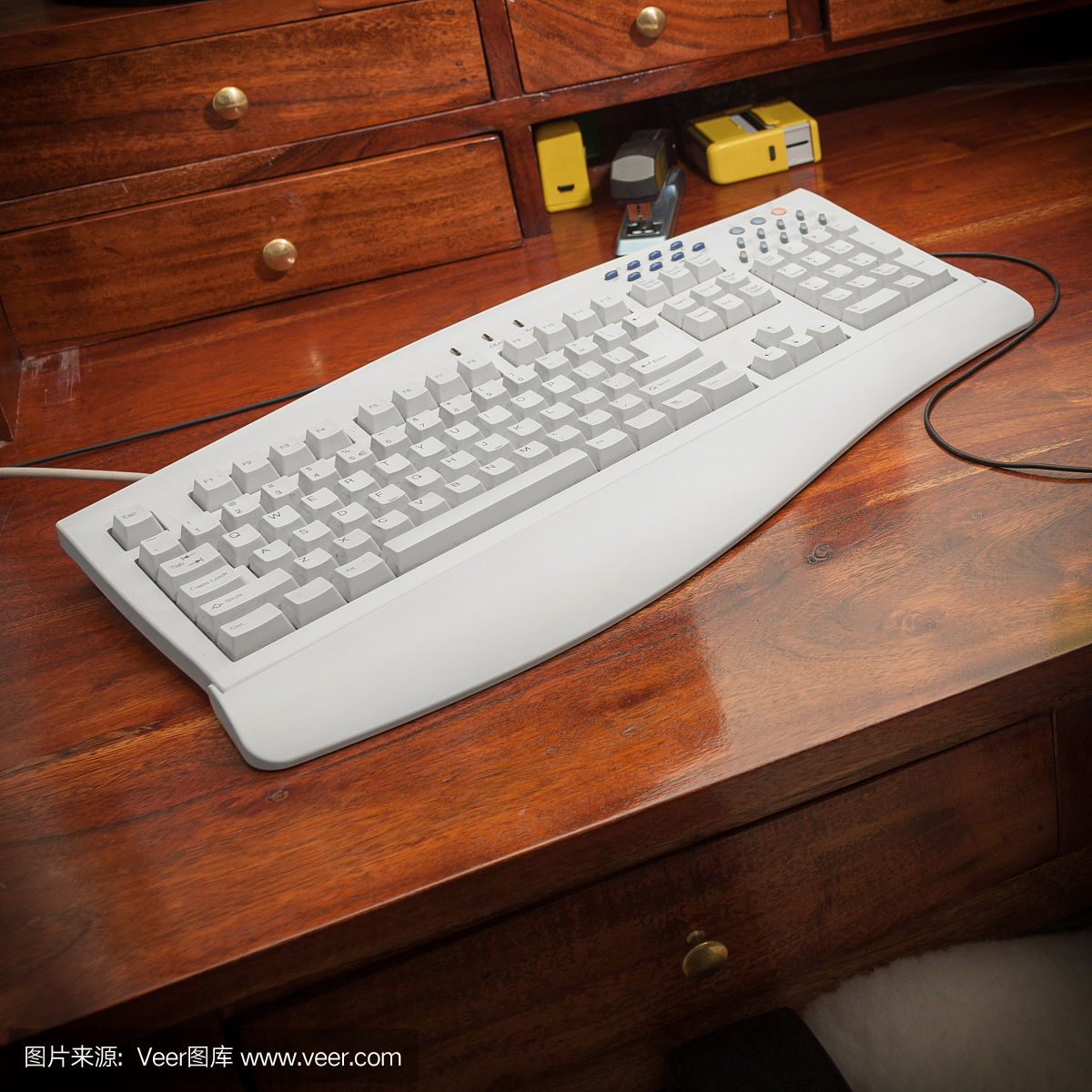 特写灰色的电脑键盘在木制的桌子上